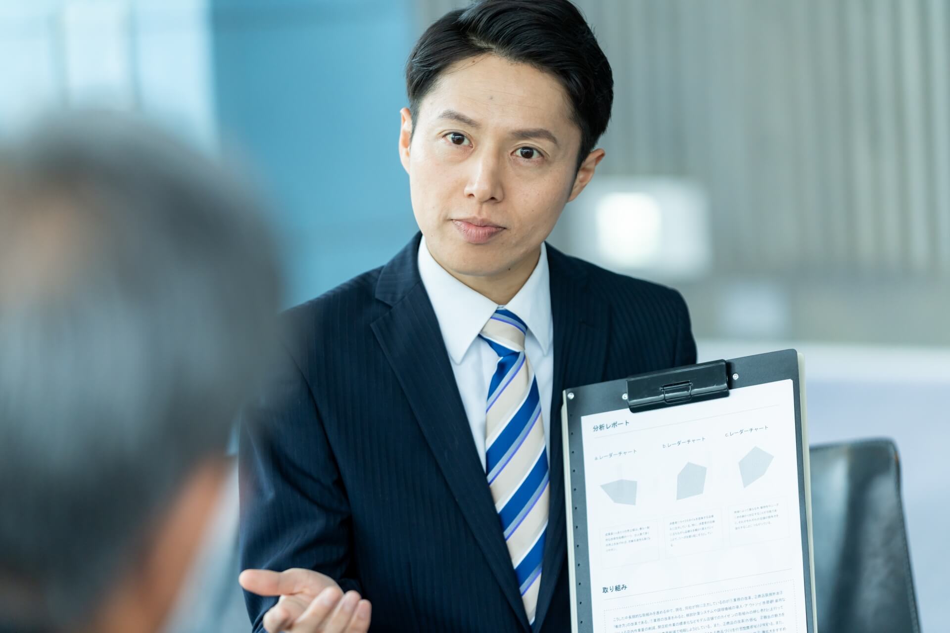 提案を検討するスーツ姿のビジネスマン