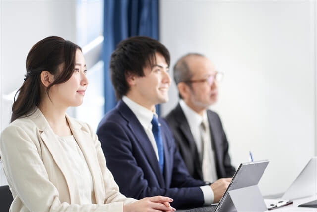 新しい戦略を議論するオフィス会議
