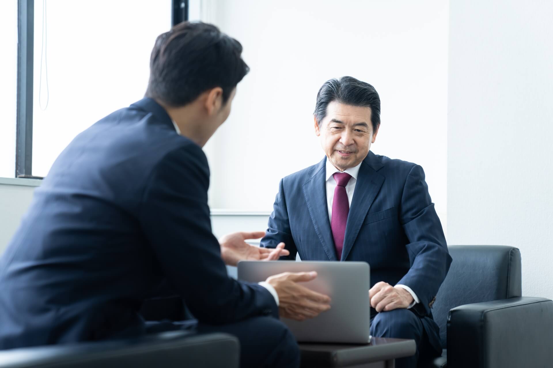 会議中の真剣なビジネスマン